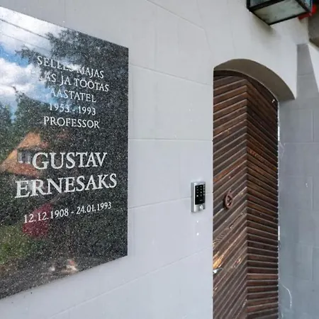 Ernesaks - Private Yard And Grill *