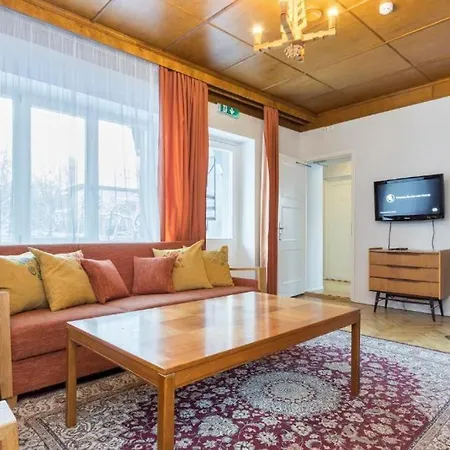 Ernesaks - Private Yard And Grill