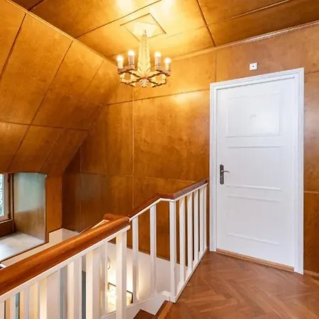 Ernesaks - Private Yard And Grill