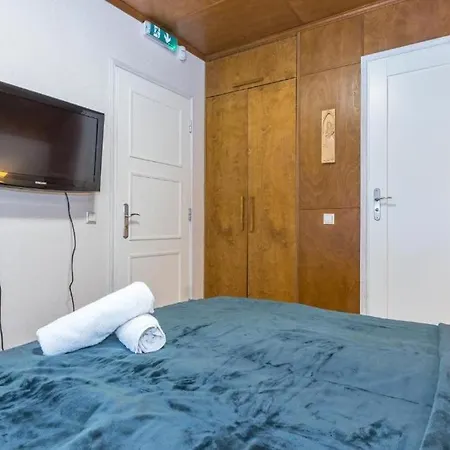 Ernesaks - Private Yard And Grill *