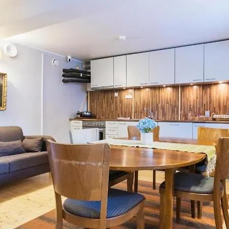 Ernesaks - Private Yard And Grill *