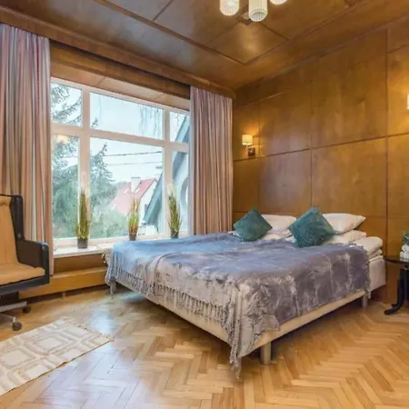 Ernesaks - Private Yard And Grill *